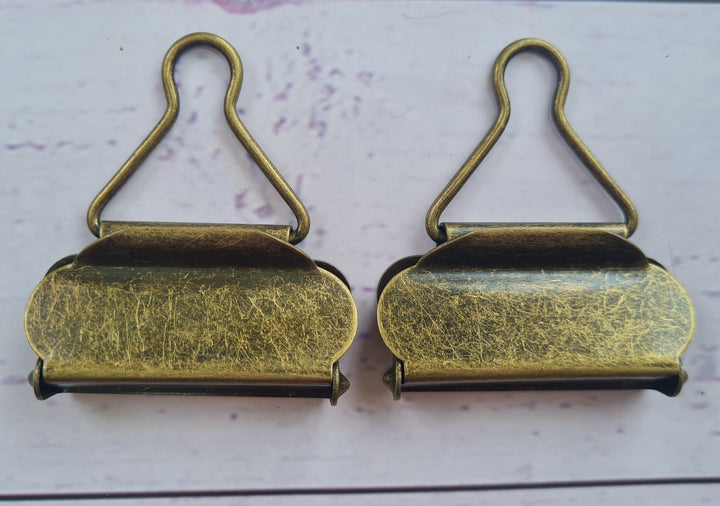 2 pk Dungaree Clips/ Buckles. Antique brass coloured metal 40 mm.